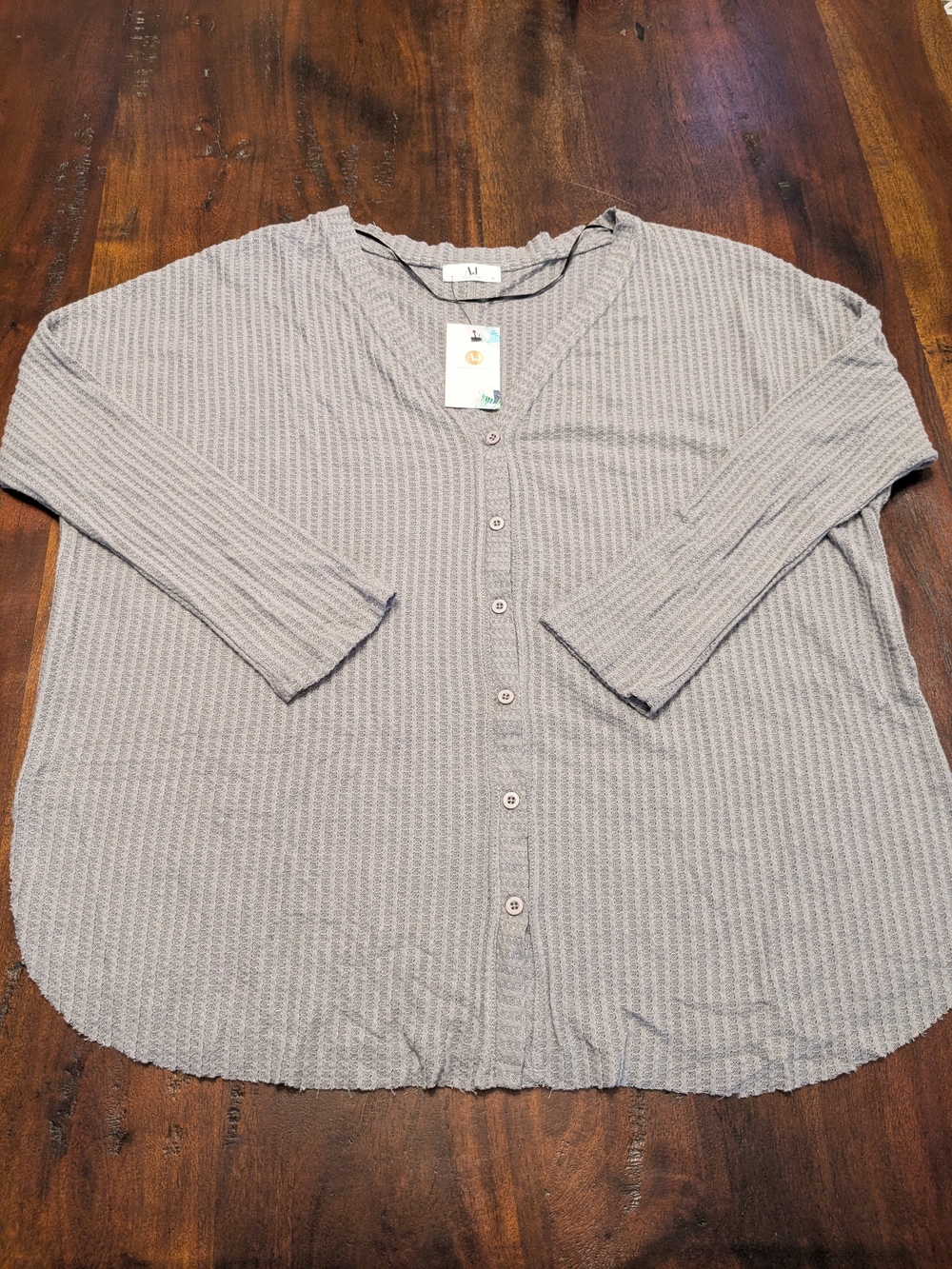 NWT Amelia James Gray Waffle Knit Button Front Top